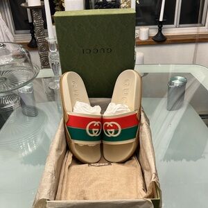New Gucci GG Interlocking Logo Rubber Sandals Slides Women’s Size 39 size 9